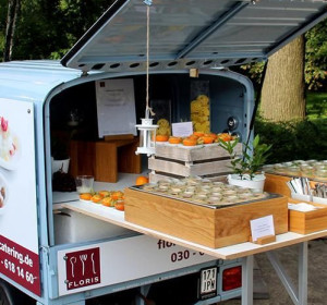 Main image for gallery Kleinster Fooddruck Berlins fĂĽr einen Sektempfang zur Hochzeit