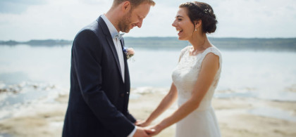 Main image for gallery Heiraten am See - Eine Sommerhochzeitsreportage aus Brandenburg
