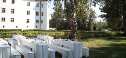 Main image for gallery Kaffee und Kuchen auf der Birkenwiese hinter dem Schloss