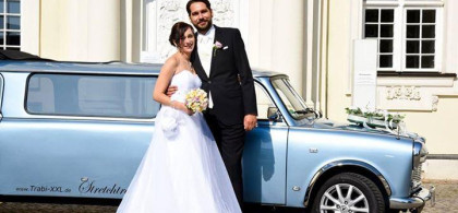 Main image for gallery Hellblaue Trabant Stretchlimousine zur Hochzeit