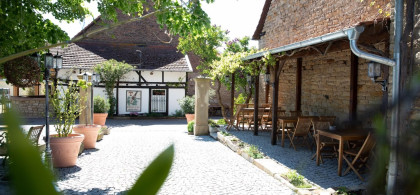 Main image for gallery Hier feiert man drinnen und draußen.