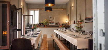 Main image for gallery Studioraum mit Festtafel