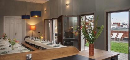 Main image for gallery Studioraum mit Festtafel