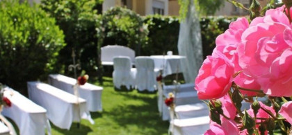 Main image for gallery Eine freie Trauung in üppigem Grün 