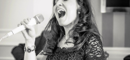 Main image for gallery Gesang beim Sektempfang (Solo, mit Piano oder mit Band)