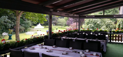 Main image for gallery Hochzeitskaffee mit Blick in den Park