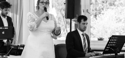 Main image for gallery Hochzeitssängerin auf der eigenen Hochzeit ;-)