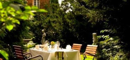 Main image for gallery Tisch im Park