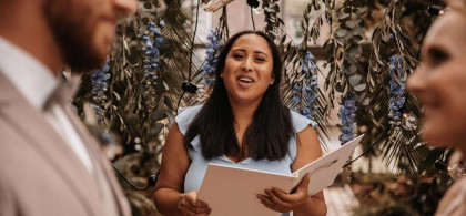 Main image for gallery Styled Shooting mit Windspiel als Trauritual im Brückenkopfpark (Foto: Cathy Kohlenberg)