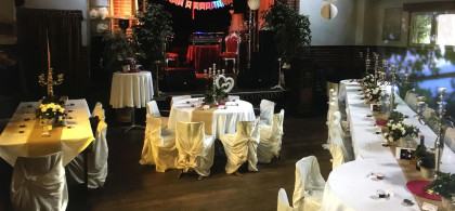 Main image for gallery im Saal mit Platz zum Tanzen