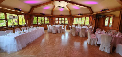 Main image for gallery Hochzeitssaal mit runden Tischen