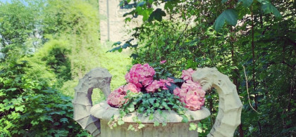 Main image for gallery Vase im Rosengarten