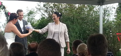 Main image for gallery Svenja beim Sandritual mit dem Brautpaar