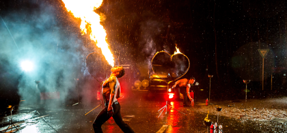 Main image for gallery Hochzeitsfeuershow im Regen