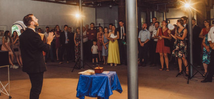 Main image for gallery Zauberer Felix Fischer in Aktion