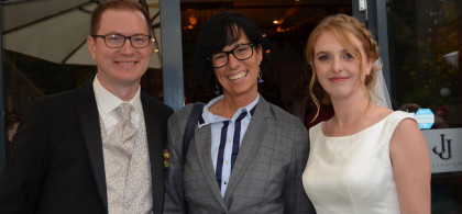 Main image for gallery ein glückliches Brautpaar nach der Zeremonie