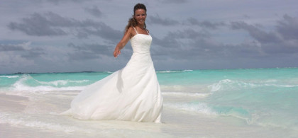 Main image for gallery Strahlende Braut am karibischen Strand