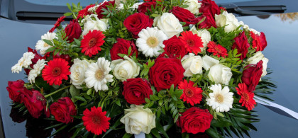 Main image for gallery Blumenschmuck auf dem Brautwagen