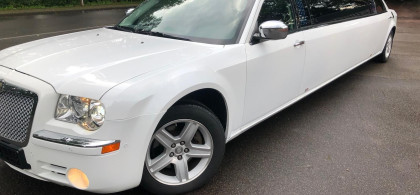 Main image for gallery Weiße Chrysler Stretchlimousine für ganz NRW mieten