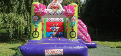 Main image for gallery Clown-Hüpfburg mit Rutsche