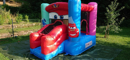 Main image for gallery Kleine Cars-Hüpfburg mit Rutsche