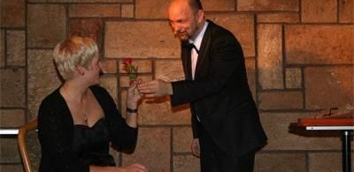 Main image for gallery Ein Gentlemanmagier weiß, wie Rosen erfreuen.