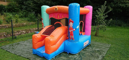 Main image for gallery Kleine Feuerwehrmann-Hüpfburg mit Rutsche