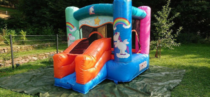 Main image for gallery Kleine Einhorn-Hüpfburg mit Rutsche
