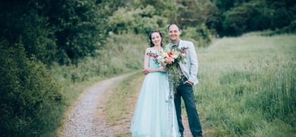 Main image for gallery Kristina und Max im Apfelbaumfeld