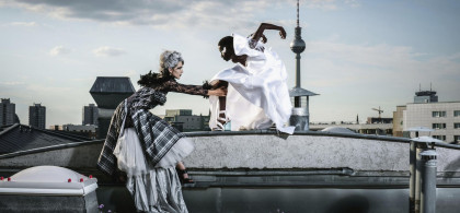 Main image for gallery Wellen-Brautkleid Aphrodite & Seidenfederkleid Ceps