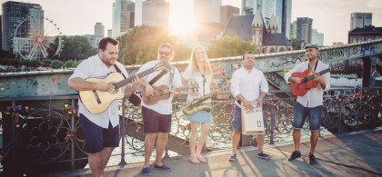 Main image for gallery RUMBACOUSTIC - Und das Publikum spielt mit!