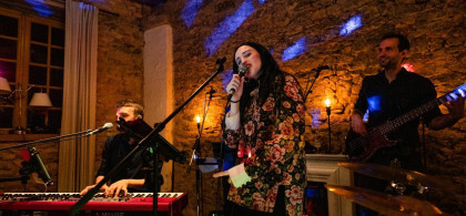 Main image for gallery Neonbeige Live