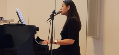 Main image for gallery Hochzeitssängerin und Pianistin Vera Rivera am Flügel 