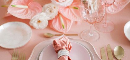 Main image for gallery Festtafel rose-gold mit duftenden Blumen