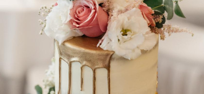 Main image for gallery Hochzeitstorte creme-gold-rose prachtvoll dekoriert