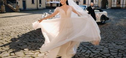 Main image for gallery Glückliche Braut nach Trauung