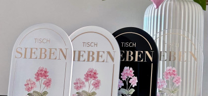 Main image for gallery Tischschilder mit tollem Blumendesign