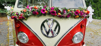 Main image for gallery Bus mit Blumengirlande