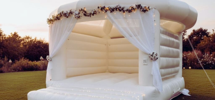 Main image for gallery Weiße Hochzeits-Hüpfburg – Stilvolles Highlight für eure Hochzeit