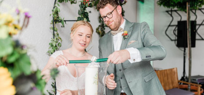 Main image for gallery Das Brautpaar entzündet gemeinsam die Hochzeitskerze