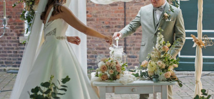 Main image for gallery Romantische Sommerhochzeit auf der Seeterrasse  Burg Bergerhausen in Kerpen