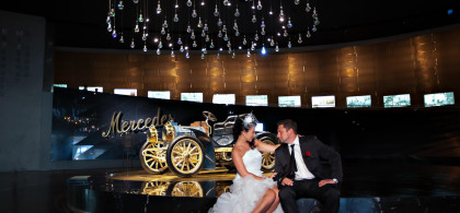 Main image for gallery Hochzeitsfotoshooting im Mercedes-Benz Museum Stuttgart