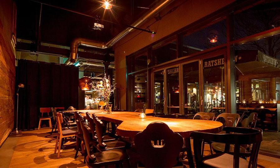 Main image for gallery Altes Mädchen Stammtisch