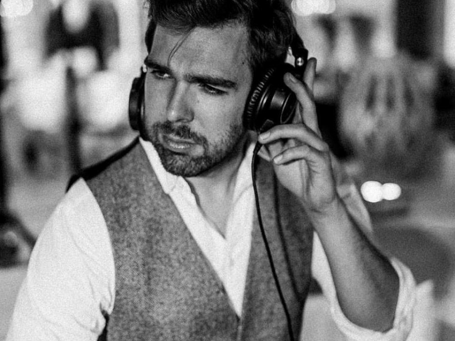 Main image for gallery DJ / Singing DJ