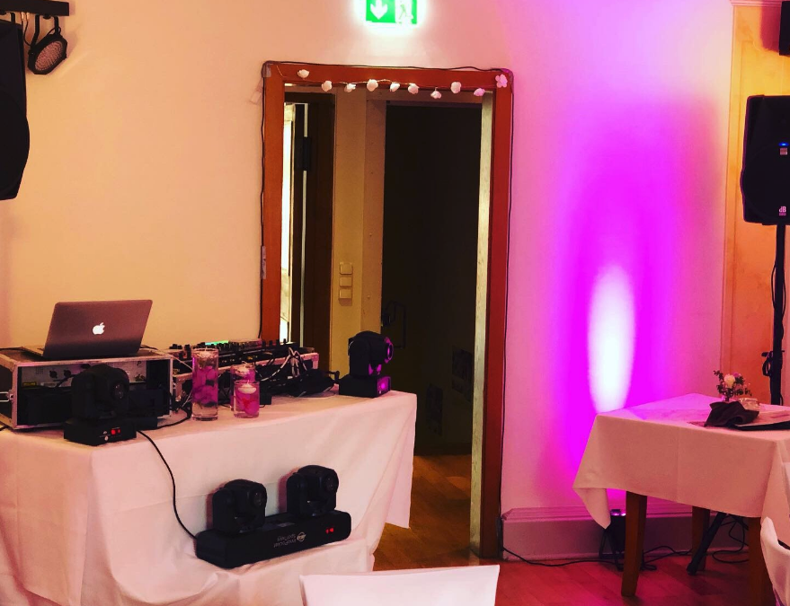 Main image for gallery Dienstleistung: DJ, Licht, Ton, Beleuchtung, Fotobox, Service
