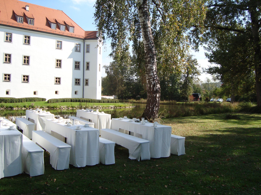 Main image for gallery Kaffee und Kuchen auf der Birkenwiese hinter dem Schloss