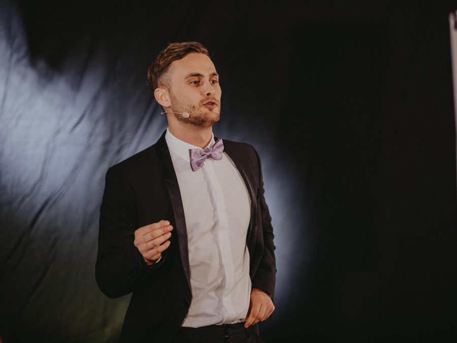 Main image for gallery Moderator