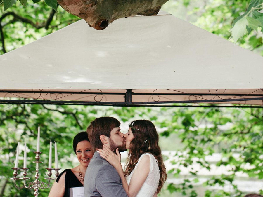 Main image for gallery Der Hochzeitskuss