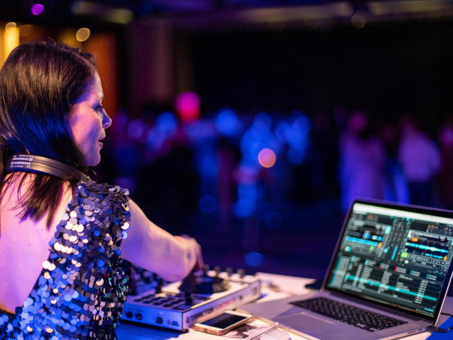 Main image for gallery DJane & Singer
