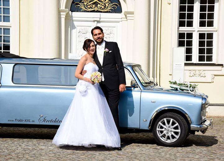 Main image for gallery Hellblaue Trabant Stretchlimousine zur Hochzeit
